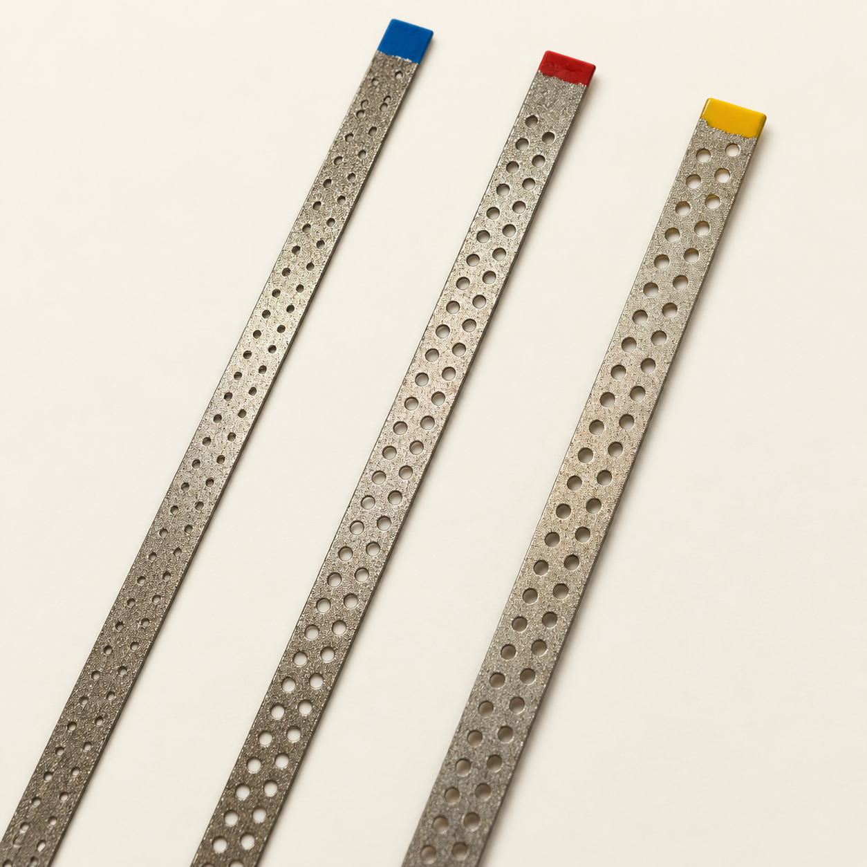 Composição por IA das tiras diamantadas soltas, baseada na foto real